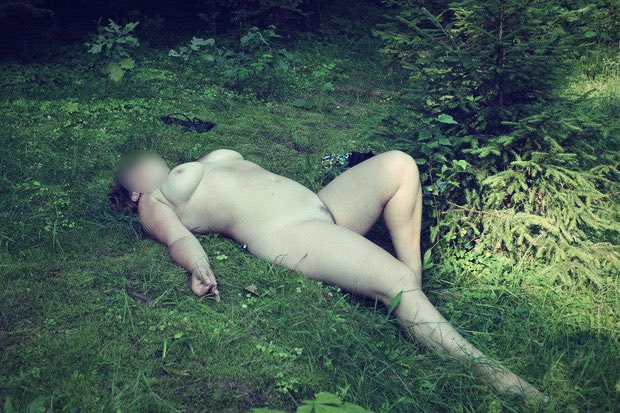 Femme ronde naturste nue dans la nature